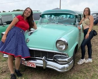 Kim (l.) und Ayleen Oswald, hier vor einem Ford Custum Line, überlegen noch, ob sie am Wochenende nach Freiberg kommen.