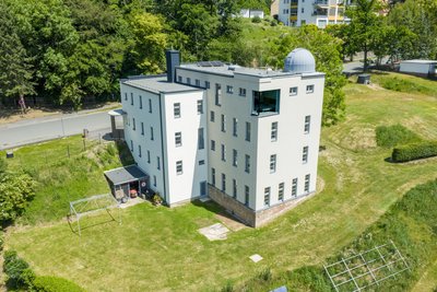 Das markante Eckfenster wurde vor ein paar Jahren eingebaut, die Scheiben bringen mehr als eine halbe Tonne auf die Waage.