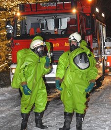 
              <p class="artikelinhalt">Feuerwehrleute in Schutzanzügen haben rund um die Trinkwasseraufbereitungsanlage den Schadstoffgehalt in der Luft geprüft.</p>
            