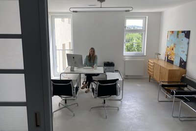 Bianca Böttcher in ihrem neuen Büro - hinter der originalen Schiebetür.