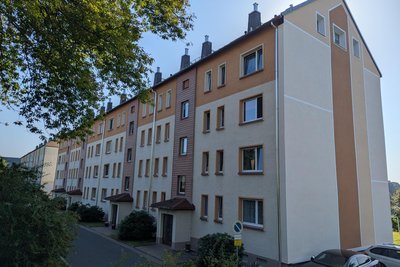 Für ihre sechs Wohnungen in diesem Neubaublock sucht die Stadt Elterlein neue Eigentümer.