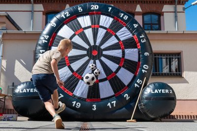Ein Schuss auf eine riesige Dartscheibe.