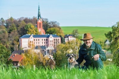 So kennen ihn viele Hohndorfer: mit Hund und Hut. Seine tägliche Runde mit Schnauzer Kimbo führt Lutz Rosenlöcher meist an diesem Platz vorbei, der "die Schönheit des Ortes zeigt", wie er sagt. 