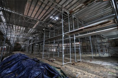 Ein Meer an Gerüsten: In der ehemaligen Straßenbahnwerkstatt entsteht eine 1000 Quadratmeter große Veranstaltungshalle.