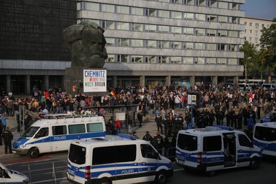 Vor dem Marx-Monument haben sich mittlerweile mehrere hundert Menschen der Demo von Pro Chemnitz eingefunden.