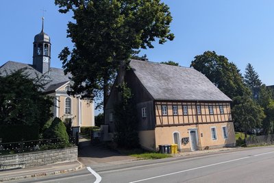 Einen Verkauf der 1610/1611 errichteten, 1839 erweiterten und 1999 rekonstruierten einstigen Knabenschule in Hermannsdorf lehnte der Stadtrat ab.