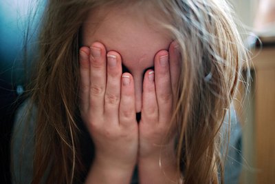 Kinder, die Gewalt innerhalb der Familie erleben, sind ebenfalls Opfer. Sie entwickeln später oft psychische Belastungsstörungen, sagen Psychologen.