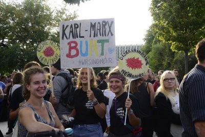 "Rechte Hetze - nein danke!" steht auf den Schildern der Gegendemonstrantinnen.