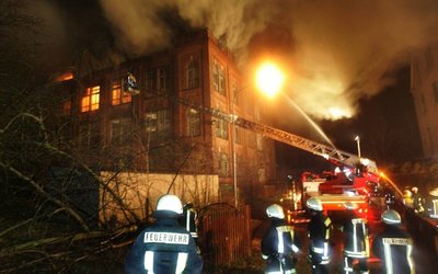 
              <p class="artikelinhalt">Auf Grund der günstigen Lage können sich die Ortsteilfeuerwehren gegenseitig unterstützen, wie beim Brand in Leubnitz, im alten Fabrikgelände in der Karl-Marx-Straße im Februar dieses Jahres. Da rückte neben der Leubnitzer auch die Werdauer Wehr zum Löschen aus.</p>
            