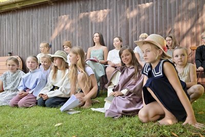 Gespanntes Warten auf den großen Auftritt: Kinder unter der Leitung von Tina Müller (Mitte hinten) hatten ein Stück über die Dorfgeschichte einstudiert.
