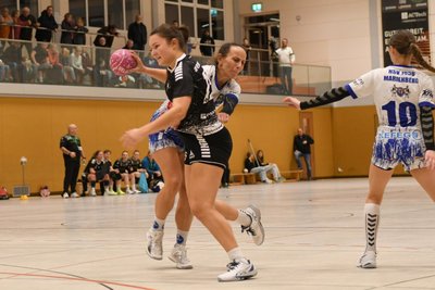 Eine der Besten bei Rotation: Laura Uhlemann. Die 17-Jährige, die sich hier gegen die erfahrene Kristin Tippmann-Wendrock durchsetzt, warf gegen den Spitzenreiter 8 Tore.
