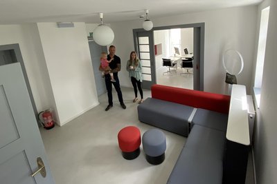 Für die Einrichtung wurde in Größenordnungen gespendet - diese Sitz-Lounge steuerte eine Regensburger Firma bei.