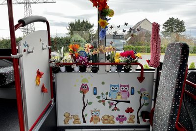 Kunstblumen und Aufkleber machen den Fahrgastraum bunt.