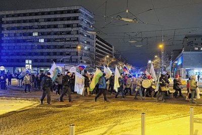 Hunderte Menschen zogen am Montag durch die Innenstadt. Ende Oktober waren es noch rund 2500 Menschen, die sich versammelten. In der Vorwoche kamen schätzungsweise 900 zusammen, zudem gab eine weitere Demonstration, zu der ein breites Bündnis um "Aufstehen gegen Rassismus" aufgerufen hatte. In dieser Woche gab es keinen Gegenprotest. 