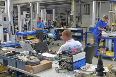 Blick in die Produktionshalle des Mess- und Prüfgeräteherstellers Hegewald und Peschke in Nossen.