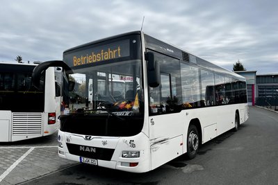Von außen unscheinbar: Der MAN-Bus, den Dorota Henselek über die Straßen der Region lenkt.