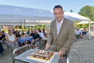 Bürgermeister Michael Tägl schnitt den Geburtstagskuchen an.