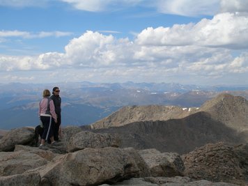 Dünne Luft hier oben: Der Gipfel des Mount Blue Sky liegt auf 4.348 Meter - die Straße dorthin endet nur knapp darunter.