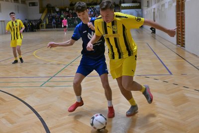 Der Schneeberger Hannes Neuhäuser (r.) – hier im Laufduell mit Kenny Weiß von der Spielgemeinschaft Lauter/Sosa/Erla-Crandorf – durfte beim Nachwuchsturnier des FC Concordia am Ende groß jubeln.