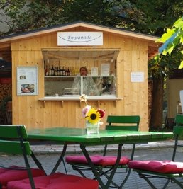 Susie Benz ist glücklich mit ihrem Kaffeehäuschen in Hennersdorf. 