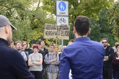 Teilnehmer der Demo von Chemnitz Nazifrei stehen an der Brückenstraße Demonstranten bei Pro Chemnitz gegenüber.