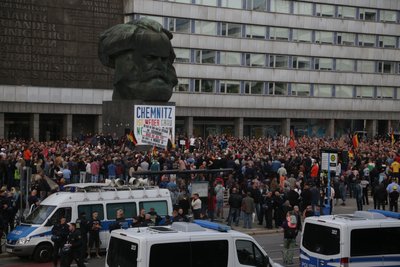 Die Polizei schirmt die Demo von Pro Chemnitz gegen die Protestkundgebung von Chemnitz Nazifrei ab.