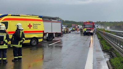 Ein 32-jähriger Fahrer eines Kleintransporters ist am Mittwochnachmittag auf der Autobahn 4 bei Siebenlehn tödlich verunglückt. 