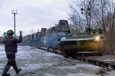 Die Lage ist gefährlich, warnt der Politikwissenschaftler Johannes Varwick. Derweil treffen russische Truppen auf einem Verladebahnhof in Belarus zu einem Manöver ein.