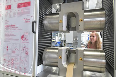 Bei Hegewald und Peschke in Nossen zeigt Marketingbeauftragte Jana Koschemann eine Universalprüfmaschine bis zu 1200 Kilonewton (das entspricht einer Gewichtskraft von 120 Tonnen), womit beispielsweise Stahl geprüft wird.