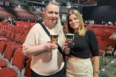 Deutschsprachiger Schlager ist das Ding von Marlen Müller (links), aus Lößnitz und ihrer Freundin Heidi Neubert, die aus Nürnberg angereist war.
