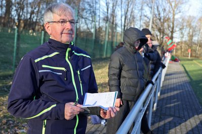 Konzentriert: Beobachter Andreas Langer sucht sich meist einen Platz auf Höhe der Mittellinie, um das Spielfeld gut im Blick zu haben. Während der Partie macht er sich Notizen für die spätere Auswertung.