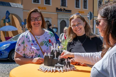 Christin Follak (l.) und Maryna Nesterenko wollten anhand von Figuren auf verschiedenen Stufen wissen, wie zufrieden die Annaberger sind.