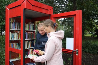 Andre Kleber (l.) und Ariane Spiekermann beim Einräumen der Bücherzelle.