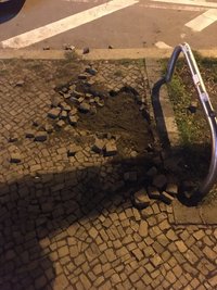 Herausgelöste Pflastersteine an der Demostrecke.