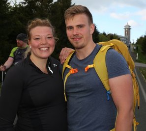 Die werdenden Eltern Theresa Fritzsch und Florian Laukner aus Crandorf kamen mit einem Lächeln im Gesicht auf dem höchsten Berg Sachsens an. 