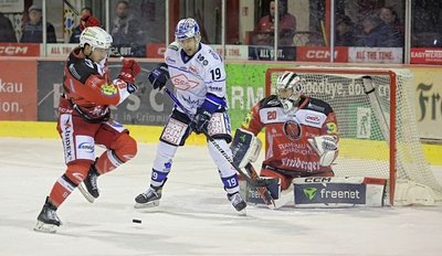 Eispiraten-Verteidiger Yannick Hänggi (links/Szene aus dem Heimspiel vom Freitag gegen Dresden) bescherte Crimmitschau am Sonntag in Weißwasser mit seinem zweiten Saisontor den dritten Saisonsieg. 