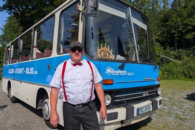 Mirko Sindler aus Kemtau transportierte die Gäste mit seinem Ikarus zwischen Volkshaus und Bad.