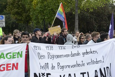 Mehr als 500 Teilnehmer bei Chemnitz Nazifrei protestieren gegen Pro Chemnitz.