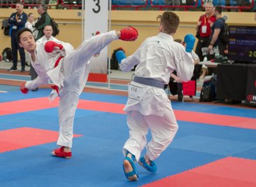Giang Phung Nguyen (links, rote Schützer) vom Rochlitzer Verein Karate-Do erzielte am Samstag in Chemnitz bei der Deutschen Meisterschaft der Leistungsklasse den fünften Platz in der Wettkampfdisziplin Kumite Herren (minus 60 kg).