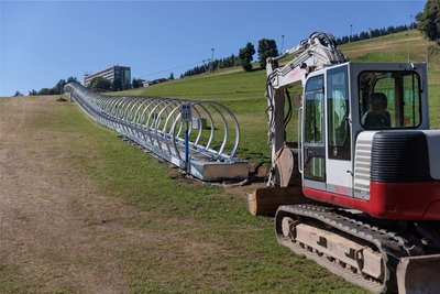 Bis zum Start in die Wintersaison steht der Zauberteppich als neuer Zubringer zu den Liften am Hauptskihang auch zur Verfügung.