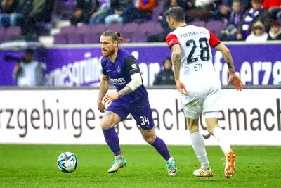 Aues Marvin Stefaniak (links) führt den Ball vor Viktoria-Verteidiger Patrick Koronkiewicz.