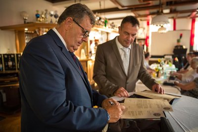 Jiří Chaloupecký (l.), Bürgermeister von Lubenec, und Michael Tägl erneuerten die Partnerschaft der Gemeinden.