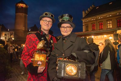 Frank und Jacqueline Ullmann kamen in Kostümen zur historischen Schlossweihnacht auf Schloss Voigtsberg nach Oelsnitz.