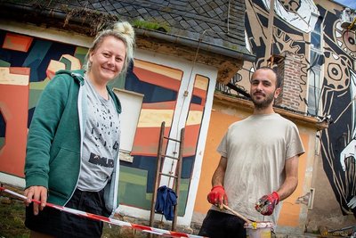 Jagoda aus Polen und Diogo aus Portugal haben sich in das ehemalige Pförtnerhäuschen verliebt und geben ihm eine neue Fassade. Die ganze Fabrikanlage, so Jagoda, sei "einzigartig".