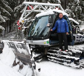 Markus Gündel ist stolz auf die Pistenraupe, die in Johanngeorgenstadt vor allem an den Schanzen zum Einsatz kommen soll. Die neue Technik erspart den vielen ehrenamtlichen Helfern eine Menge Zeit. 