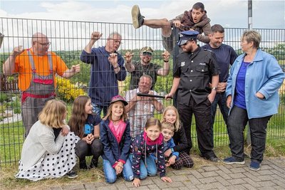 Das Laientheater „De Fischbauers“ während einer Probe. In dem auf Deutschneudorf zugeschnittenem Stück geht es um ein Gefängnis – wer da drin sitzt, der möchte natürlich wieder raus. Das gilt auch für Christian Zenker (rechts oben).