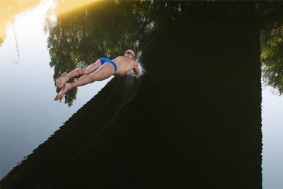 Mit diesem Sprung ist Andreas Fath am 16. August im tschechischen Smirice auf die mehr als 10000 Kilometer lange Passage durch die Elbe bis nach Cuxhafen gestartet.