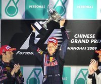 Start-Ziel-Sieg für Sebastian Vettel (m.)