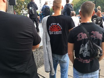 "Auch ohne Sonne braun" - T-Shirt eines Teilnehmers der Pro-Chemnitz-Demo.