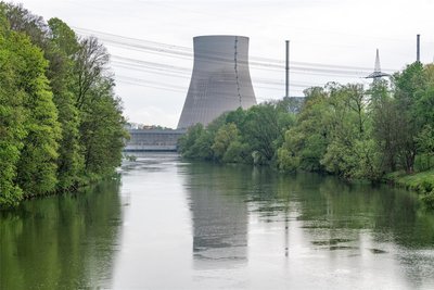 Der Kühlturm des stillgelegten Kernkraftwerks Isar 2. Vor gut einem Jahr endete die Ära der Kernkraft in Deutschland. Doch sie wirkt noch lange nach.